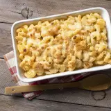 Ein klassisches Mac n Cheese Rezept, amerikanisch original, in einer Auflaufform mit knuspriger Kruste.