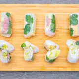 Frische Sommerrollen mit Fleisch, Gemüse und Kräutern, bereit zum Genießen.