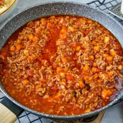 Herzhaftes Bolognese-Ragout in der Pfanne, perfekt für ein schnelles bolognese rezept. Mit Hackfleisch und Gemüse.