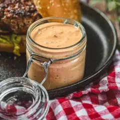 Selbstgemachte Burgersauce im Glas, bereit für den perfekten Burger. Ein Genuss, der zeigt, wie einfach burgersauce selber machen sein kann.
