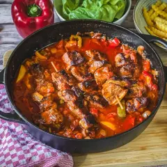 Herzhafter Schaschlik im Ofen ohne Anbraten, geschmort in Tomatensoße mit Paprika und Zwiebeln. Dazu Pommes und frische Tomaten.