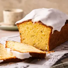 Saftiger Zucchini Kuchen mit süßer Glasur, perfekt für eine Kaffeepause.