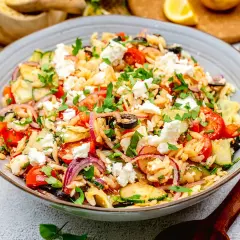 Ein bunter Kritharaki Salat mit Tomaten, Gurken, roten Zwiebeln, Oliven und Feta. Frisch und lecker!