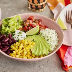 Buntes Burrito Bowl Rezept mit Reis, Bohnen, Mais, Avocado, Salsa und Salat. Ein köstliches und gesundes Gericht.