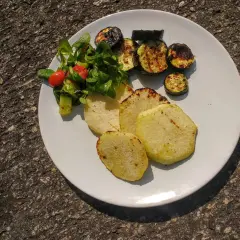 Gegrillte Kohlrabi-Scheiben mit Zucchini und einem kleinen Salat. Man kann Kohlrabi grillen und es schmeckt köstlich!
