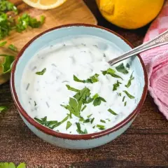 Cremiger Joghurt-Dip mit frischen Kräutern, perfekt für Ihr nächstes Grillfest. Ein einfaches joghurt dip rezept.
