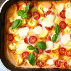 Ein köstlicher Tortellini-Auflauf mit Kirschtomaten und Mozzarella, garniert mit frischem Basilikum. Ein einfaches und schnelles Rezept für jeden Tag.