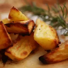 Knusprige Ofenkartoffeln mit Rosmarin. Ein einfacher Trick für perfekt goldbraune Kartoffelspalten, die außen knusprig und innen weich sind.