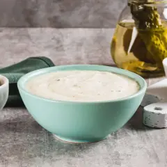 Cremiger Buttermilk Ranch Dip mit Dill und Gurkenstücken. Perfekt zum Dippen!