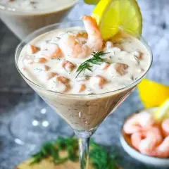 Cremiger Krabbencocktail in Martiniglas, garniert mit Dill und Zitrone. Dieses weltbeste Krabbencocktail Rezept ist ein Genuss!