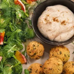Falafel mit frischem Salat und einem cremigen, orientalischen Dip. Ein Genuss für jeden Gaumen!