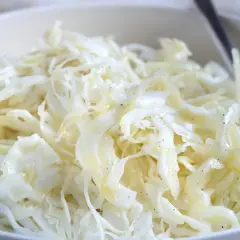 Ein cremiger Krautsalat, der an griechische Küche erinnert, mit feinen Sahne- und Gewürznoten.