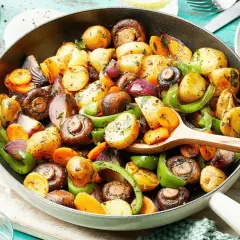 Bunte Ofenkartoffeln mit Pilzen, Karotten und Paprika – eine köstliche Idee für Rezepte mit Kartoffeln als Hauptspeise.