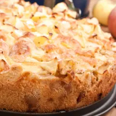 Goldbrauner Apfelkuchen, frisch gebacken, mit saftigen Apfelstücken. Ein tolles Apfelkuchen Rezept für gemütliche Stunden.