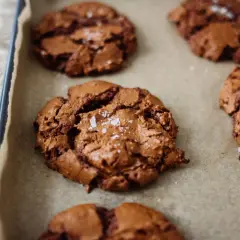 Schokoladen-Cookies mit Meersalzflocken, perfekt für ein soft cookies rezept.