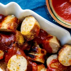 Leckere Currywurst mit original Currywurst Sauce, bestreut mit Currypulver. Ein echtes rezept currywurst sauce original Erlebnis.