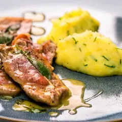 Saltimbocca alla Romana Rezepte: Zarte Kalbsschnitzel mit Salbei und Schinken, serviert mit cremigem Kartoffelpüree.