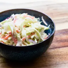 Schüssel mit cremigem Cole Slaw, ein einfaches Rezept für den perfekten Sommersalat.