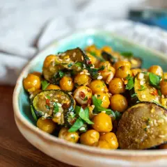 Herzhafte Kichererbsen aus der Dose mit geröstetem Gemüse und Kräutern, ein schnelles und einfaches Gericht.