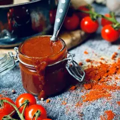 Ein Glas hausgemachte BBQ Sauce, bereit für das nächste Grillfest. Dieses bbq sauce rezept ist ein Muss!