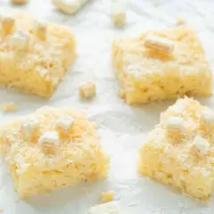 Saftiger kokos buttermilch kuchen, bestreut mit Kokosraspeln und kleinen Keksstückchen. Ein Genuss für jeden Kaffeetisch!