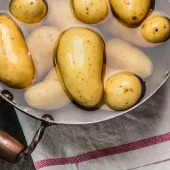 Kleine, festkochende Kartoffeln werden in einem Topf mit Wasser vorbereitet, um sie zu kochen.
