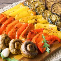 Bunte Paprika, Auberginenscheiben und Champignons – so einfach lässt sich Antipasti selber machen. Köstlich und gesund!