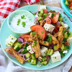 Ein bunter Gyros Salat mit Gurke, Tomate, Zwiebeln und Feta. Dazu ein cremiges Joghurt-Dip – perfekt für ein leichtes Gyros Salat Rezept.