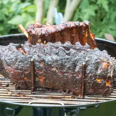 Saftige Spareribs auf dem Grill. Bei 120 Grad wie lange garen? Perfekt für BBQ-Liebhaber.