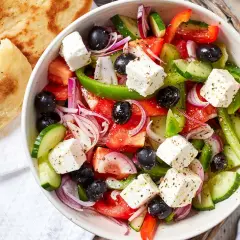Frischer griechischer Bauernsalat mit Feta, Oliven, Tomaten, Gurken und Paprika. Perfekt für ein leichtes Mittagessen oder als Beilage. Hier ist ein einfaches griechischer bauernsalat rezept.