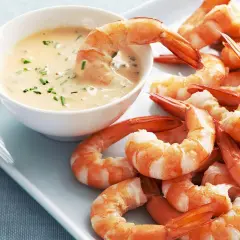 Garnelensalat Cocktail Rezept: Frische Garnelen dippen in cremige Sauce. Ein Genuss!