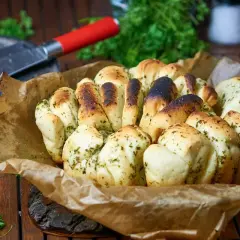 Kräuterbrötchen, perfekt für Dutch Oven Rezepte. Außen knusprig, innen weich und voller Geschmack.