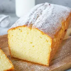Ein saftiger, schneller Kuchen mit wenig Zutaten, bestäubt mit Puderzucker. Perfekt für spontanen Genuss.