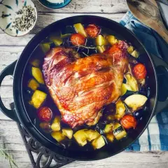 Goldbraune putenkeule im Backofen mit Gemüse, bereit zum Servieren.