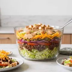 Schichtsalat im Big Mac Stil: knackiger Salat, Hackfleisch, Tomaten, Zwiebeln, Gurken, Käse und Croutons mit Sauce.