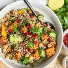 Bunter Quinoa-Salat mit Süßkartoffeln, Kichererbsen und Granatapfelkernen. Ein gesundes Gericht, das sich gut für Bowl-Rezepte eignet.