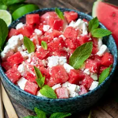 Erfrischender Melonen Feta Salat mit Minze und einem leichten Dressing. Perfekt für heiße Tage!