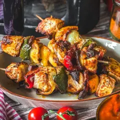 Saftige Schaschlik-Spieße mit Paprika und Zwiebeln, perfekt im Airfryer zubereitet. Dazu eine würzige Sauce.