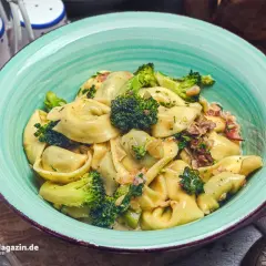 Tortellini mit Brokkoli und einer cremigen Sauce, garniert mit Kräutern. Ein köstliches Gericht, das Lust auf mehr macht.