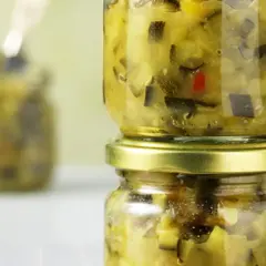 Zwei Gläser mit leckerem Zucchini-Chutney, perfekt für Ihr nächstes zucchini chutney rezept.