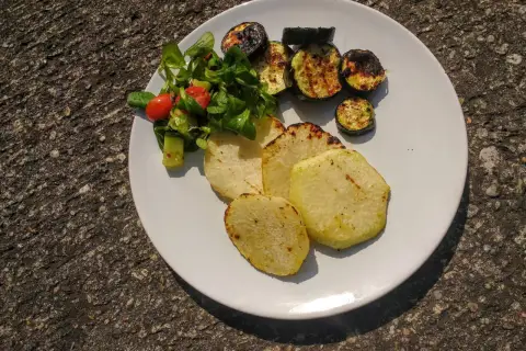 Gegrillte Kohlrabi-Scheiben mit Zucchini und einem kleinen Salat. Man kann Kohlrabi grillen und es schmeckt köstlich!