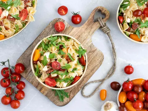 Mediterraner Salat mit getrockneten Tomaten und Oliven