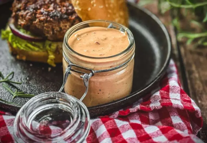 Selbstgemachte Burgersauce im Glas, bereit für den perfekten Burger. Ein Genuss, der zeigt, wie einfach burgersauce selber machen sein kann.