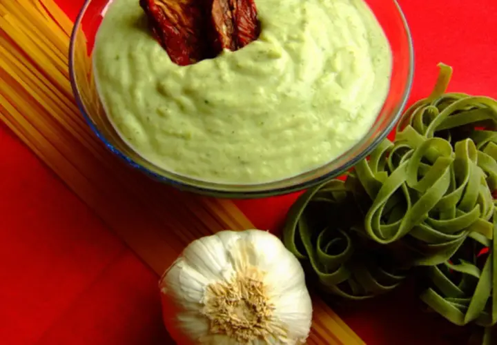 Cremige Brokkoli Sahne Sauce mit getrockneten Tomaten, daneben grüne Tagliatelle, Knoblauch und Spaghetti.
