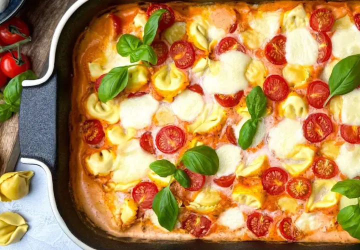 Ein köstlicher Tortellini-Auflauf mit Kirschtomaten und Mozzarella, garniert mit frischem Basilikum. Ein einfaches und schnelles Rezept für jeden Tag.