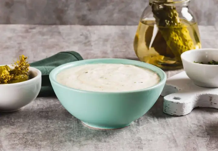 Cremiger Buttermilk Ranch Dip mit Dill und Gurkenstücken. Perfekt zum Dippen!