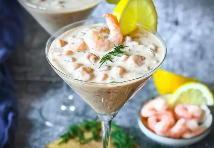 Cremiger Krabbencocktail in Martiniglas, garniert mit Dill und Zitrone. Dieses weltbeste Krabbencocktail Rezept ist ein Genuss!