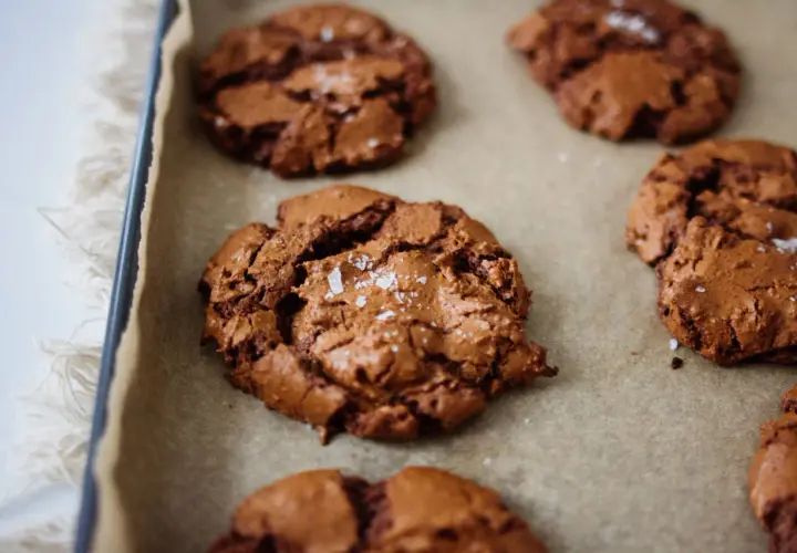 Schokoladen-Cookies mit Meersalzflocken, perfekt für ein soft cookies rezept.