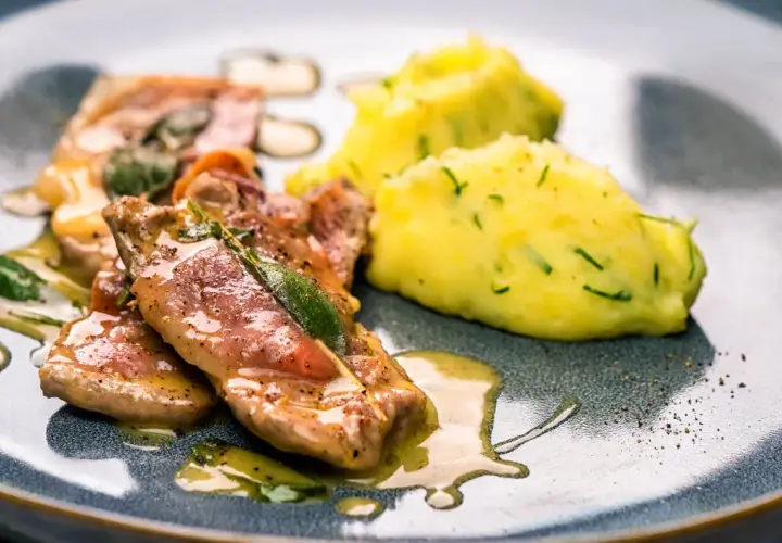 Saltimbocca alla Romana Rezepte: Zarte Kalbsschnitzel mit Salbei und Schinken, serviert mit cremigem Kartoffelpüree.
