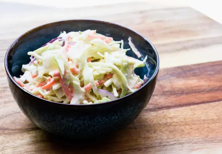 Schüssel mit cremigem Cole Slaw, ein einfaches Rezept für den perfekten Sommersalat.